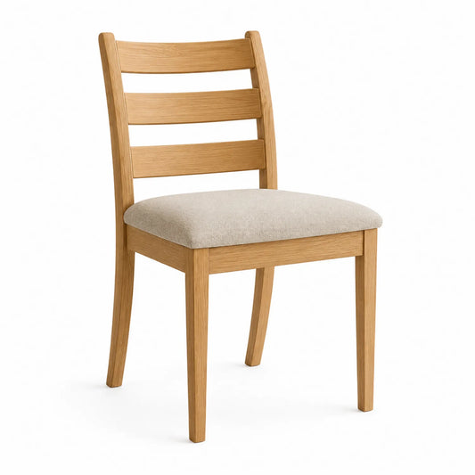 Silla de madera con asiento tapizado beige